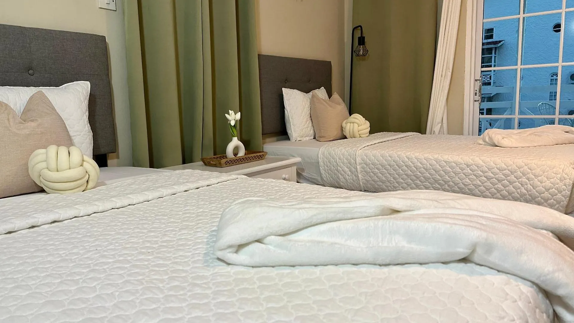 Falcon Oceanview 2Br Condo-Airport Transportation Available-24-7Security مونتيغو باي 0*,  جامايكا