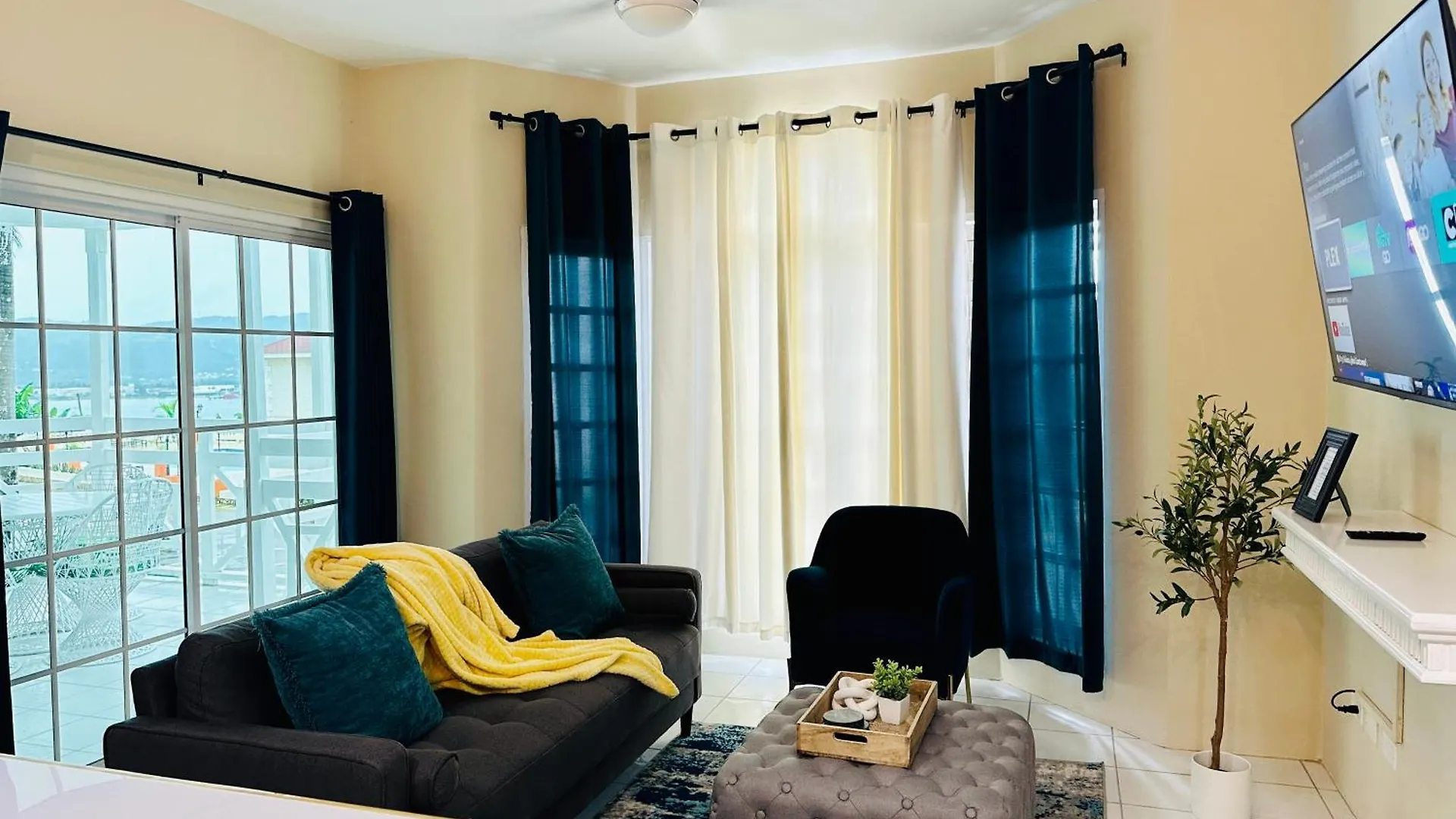 Falcon Oceanview 2Br Condo-Airport Transportation Available-24-7Security مونتيغو باي 0*,  جامايكا